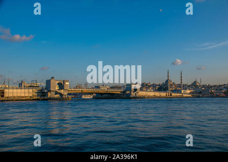 ISTANBUL, Türkei, 11. SEPTEMBER 2019: Neue Moschee mit auf den Bosporus Galata Brücke in Istanbul, Türkei Stockfoto