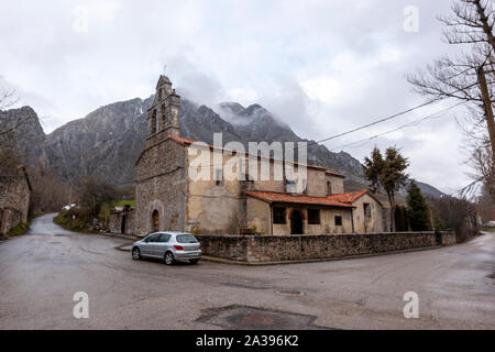 Parroquia de San Juan Bautista de Caldas de Luna, Caldas de Luna, kleinen ländlichen Dorf durch Schnee Berge in der Provinz Leon, Spanien umgeben Stockfoto