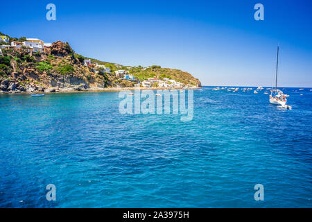 Super Strand der Insel Panarea im Mittelmeer mit crystall klare blaue Wasser in Italien. Stockfoto