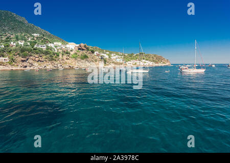 Super Strand der Insel Panarea im Mittelmeer in Italien. Sicht beinhaltet die Betrachter in einer Szene Stockfoto