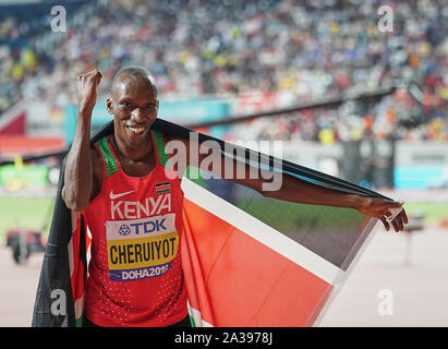 Doha, Katar. 6. Okt, 2019. Timothy Cheruiyot aus Kenia gewann den 1500 Meter für Männer während des 17. IAAF Leichtathletik WM in der Khalifa Stadion in Doha, Katar. Ulrik Pedersen/CSM/Alamy leben Nachrichten Stockfoto