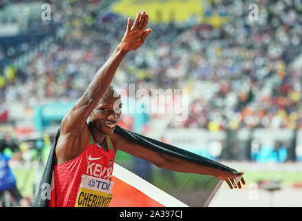 Doha, Katar. 6. Okt, 2019. Timothy Cheruiyot aus Kenia gewann den 1500 Meter für Männer während des 17. IAAF Leichtathletik WM in der Khalifa Stadion in Doha, Katar. Ulrik Pedersen/CSM/Alamy leben Nachrichten Stockfoto