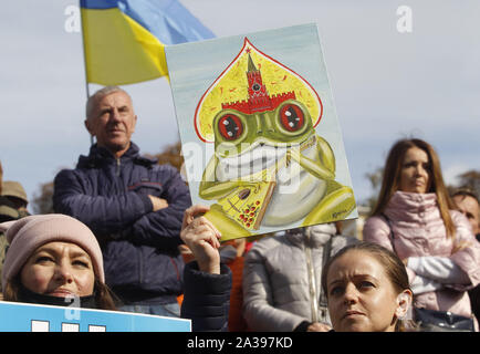 Kiew, Ukraine. 6. Okt, 2019. Menschen nehmen an einer Kundgebung gegen die Genehmigung des 'Steinmeier Formel", in die Kiewer Platz der Unabhängigkeit. Mitglieder der Trilateralen Gruppe (TGC) für die Ukraine zu einem Friedensprozess als so genannte Steinmeier Formel, mit lokalen Wahlen im Osten des Landes bekannt und die Reihenfolge der Inkrafttreten des Gesetzes über die besonderen Status Genehmigt. Credit: Serg Glovny/ZUMA Draht/Alamy leben Nachrichten Stockfoto