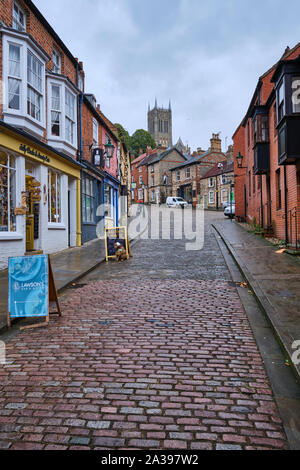 Ein Blick auf steilen Hügel in Lincoln, England gegenüber der gotischen Kathedrale im Stil Stockfoto