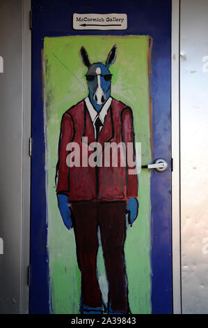 Ein Bild von einem blauen Esel auf eine Tür am McCormick Galerie in der neuen mexikanischen Stadt Taos. Stockfoto