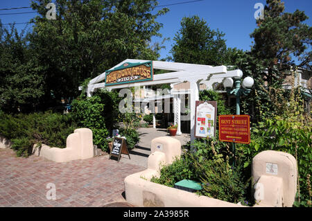 Eingang zu den John Dunn Geschäfte in der Nähe des historischen Plaza in Taos, New Mexico. Die Geschäfte sind benannt nach Long John Dunn, lokalen Charakter und Legende.. Stockfoto