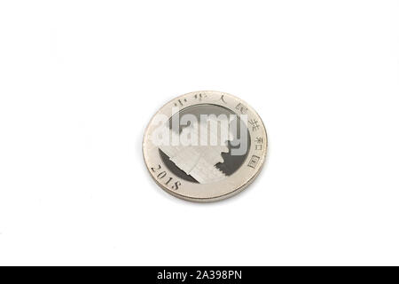 Eine Nahaufnahme Bild von einer Unze, Chinesisch Silber münze auf einem weißen Hintergrund. Schuss in der Nähe bis in Makro. Stockfoto