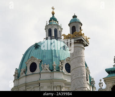 Wien, Österreich. Karlskirche (St. Charles Kirche). Es wurde im barocken Stil erbaut durch den Architekten Johann Bemhard Fischer von Erlach (1656-1723). Dome und Spalte, architektonischen Details. Stockfoto