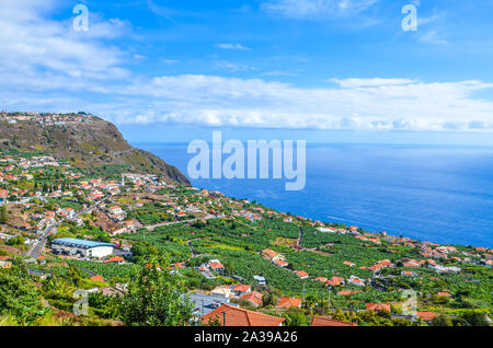 Tolle Aussicht von Arco da Calheta, Madeira, Portugal. Malerisches Dorf auf einem Hügel über dem Atlantischen Ozean. Grünen Bananenplantagen. Portugiesische Landschaft. Touristische Destination. Stockfoto