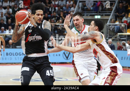 Bologna, Italien, 06 Okt 2019, Julian Gamble, Virtus Bologna, Segafredo, Sünde., durchkreuzt von Austin daye, umana reyer Venezia, während Segafredo Virtus Bologna Vs Umana Reyer Venezia - Italienische Basketball eine Serie Meisterschaft - Credit: LPS/Michele Nucci/Alamy leben Nachrichten Stockfoto