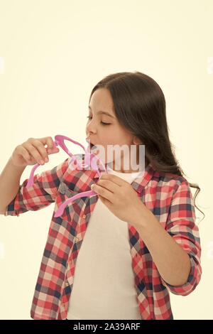 Mädchen in Herzform Brillen feiert Valentines Tag. Mädchen cute kid lächelndes Gesicht Herz Brillen. Liebe Symbol Konzept. Verlieben. Kindheit liebe Konzept. Kind charmantes Lächeln verlieben. Stockfoto