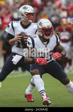 New England Patriots QB Tom Brady (12) erhält den Schutz Hilfe von New England Patriots RB Brandon Bolden (38) während eines Spiels gegen die Washington Redskins an FedEx Field in Landover, Maryland am 6. Oktober 2019. Foto/Mike Buscher/Cal Sport Media Stockfoto