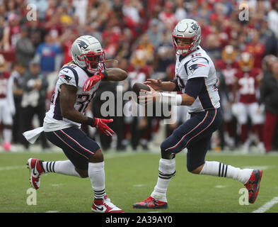 New England Patriots QB Tom Brady (12) Fälschungen eine Übergabe zu New England Patriots RB Brandon Bolden (38) während eines Spiels gegen die Washington Redskins an FedEx Field in Landover, Maryland am 6. Oktober 2019. Foto/Mike Buscher/Cal Sport Media Stockfoto