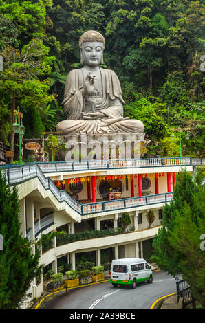 PAHANG MALAYSIA - Dezember 18, 2018: Schöne riesige Meditation rock Buddha Statue in Chin Swee höhlen Chinesischer Tempel, das Genting Highlands, Malaysia. Stockfoto