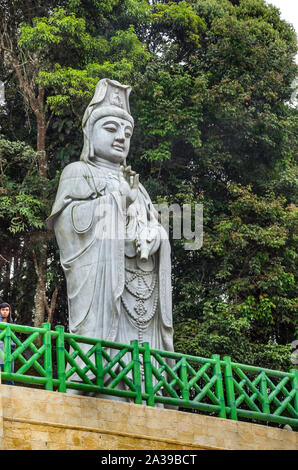 PAHANG MALAYSIA - Dezember 18, 2018: Schöne riesige Meditation rock Buddha Statue in Chin Swee höhlen Chinesischer Tempel, das Genting Highlands, Malaysia. Stockfoto