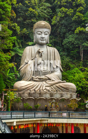 PAHANG MALAYSIA - Dezember 18, 2018: Schöne riesige Meditation rock Buddha Statue in Chin Swee höhlen Chinesischer Tempel, das Genting Highlands, Malaysia. Stockfoto