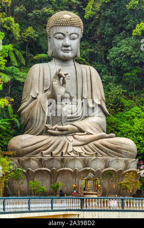 PAHANG MALAYSIA - Dezember 18, 2018: Schöne riesige Meditation rock Buddha Statue in Chin Swee höhlen Chinesischer Tempel, das Genting Highlands, Malaysia. Stockfoto