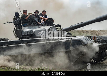 Schnelle Fahrt der Sowjetischen T-72 Tank mit spectatorsduring militärische Fahrzeuge Rallye der "Operation Sturm" in Trzebinia, Polen Stockfoto