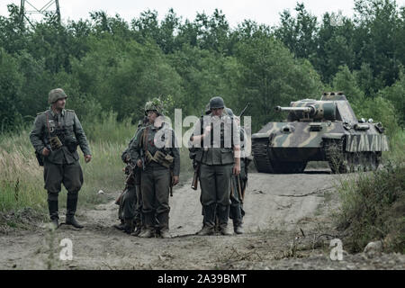 Deutsche Soldaten und Panzerkampfwagen V Panther Tank während des historischen Inszenierung. Militärische Fahrzeuge Rallye der "Operation Sturm" in Trzebinia, Polen Stockfoto