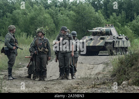 Deutsche Soldaten und Panzerkampfwagen V Panther Tank während des historischen Inszenierung. Militärische Fahrzeuge Rallye der "Operation Sturm" in Trzebinia, Polen Stockfoto