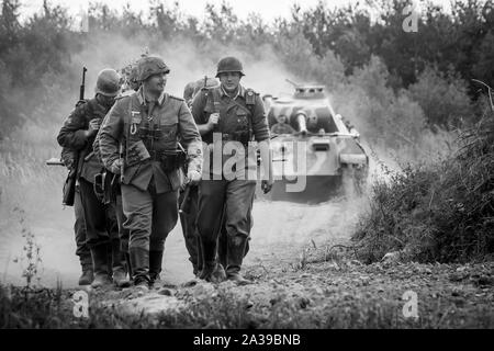 Deutsche Soldaten und Panzerkampfwagen V Panther Tank während des historischen Inszenierung. Militärische Fahrzeuge Rallye der "Operation Sturm" in Trzebinia, Polen Stockfoto