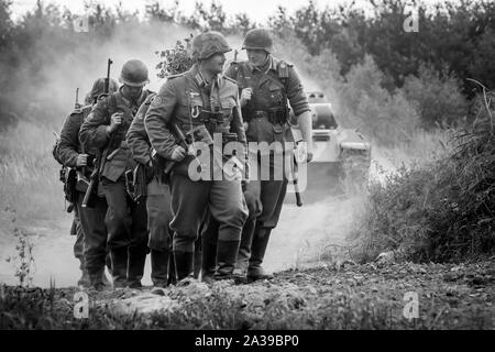 Deutsche Soldaten und Panzerkampfwagen V Panther Tank während des historischen Inszenierung. Militärische Fahrzeuge Rallye der "Operation Sturm" in Trzebinia, Polen Stockfoto
