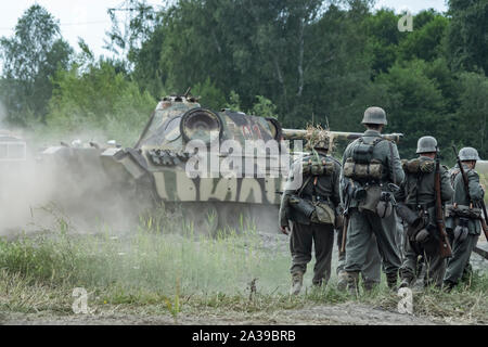 Deutsche Soldaten und Panzerkampfwagen V Panther Tank während des historischen Inszenierung. Militärische Fahrzeuge Rallye der "Operation Sturm" in Trzebinia, Polen Stockfoto