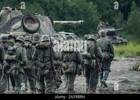 Deutsche Soldaten und Panzerkampfwagen V Panther Tank während des historischen Inszenierung. Militärische Fahrzeuge Rallye der "Operation Sturm" in Trzebinia, Polen Stockfoto