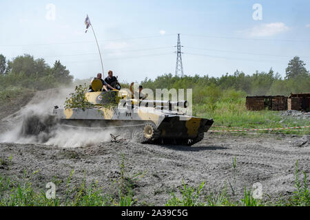 Schnelle Fahrt der Sowjetischen 2 S 1 Gvozdika Self-propelled howitzer mit Zuschauern während militärischer Fahrzeuge Rallye der "Operation Sturm" in Trzebinia, Polen Stockfoto