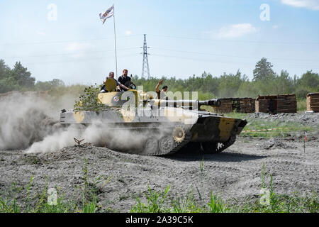 Schnelle Fahrt der Sowjetischen 2 S 1 Gvozdika Self-propelled howitzer mit Zuschauern während militärischer Fahrzeuge Rallye der "Operation Sturm" in Trzebinia, Polen Stockfoto