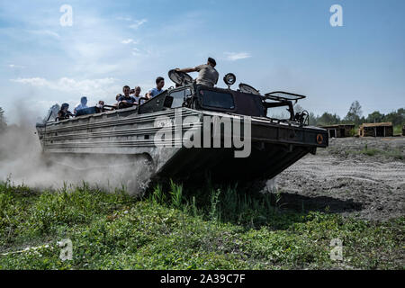 Schnelle Fahrt der sowjetischen PTS-M verfolgte den amphibischen Transport mit Zuschauern während Der Rallye Militärfahrzeuge "Operation Tempest" in Trzebinia, Polen Stockfoto