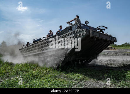 Schnelle Fahrt der sowjetischen PTS-M verfolgte den amphibischen Transport mit Zuschauern während Der Rallye Militärfahrzeuge "Operation Tempest" in Trzebinia, Polen Stockfoto