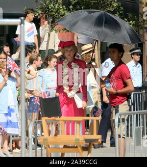 Oktober 6, 2019: 6. Oktober 2019 (Malaga) im Zentrum von Malaga ist Gastgeber an diesem Sonntag die Dreharbeiten der neuen Kapitel des vierten Saison der Krone, der Serie von Netflix die verschiedenen Momente im Leben von Königin Elizabeth II. erzählt und die britische königliche Familie produziert. Unter den vielen Akteuren, die in der Hauptrolle war Schauspielerin Emma Corrin, wer spielt Lady Di in dieser vierten Saison der Krone, die Serie, die Biographie von Queen Elizabeth II von England neu erstellt. Die mittlerweile dritte Jahreszeit öffnet auf Netflix am 17. November Credit: Lorenzo Carnero/ZUMA Draht/Alamy leben Nachrichten Stockfoto