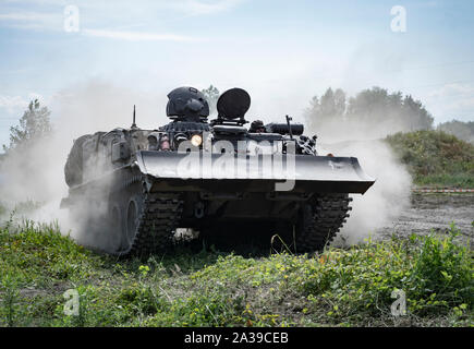 Schnelle Fahrt des polnischen, amüsierten Rückfahrzeugs (WZT-2) bei der Rallye Militärfahrzeuge "Operation Tempest" in Trzebinia, Polen Stockfoto