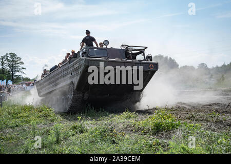 Schnelle Fahrt der sowjetischen PTS-M verfolgte den amphibischen Transport mit Zuschauern während Der Rallye Militärfahrzeuge "Operation Tempest" in Trzebinia, Polen Stockfoto