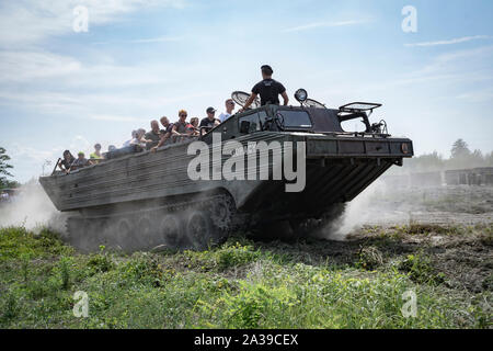 Schnelle Fahrt der sowjetischen PTS-M verfolgte den amphibischen Transport mit Zuschauern während Der Rallye Militärfahrzeuge "Operation Tempest" in Trzebinia, Polen Stockfoto