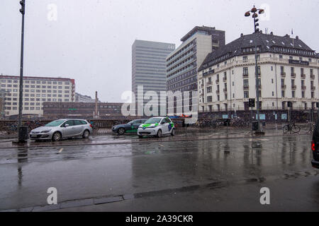 Kopenhagen, Dänemark - 04 Mai, 2019: Große Schneeflocken im Zentrum von Kopenhagen, Dänemark fallen Stockfoto