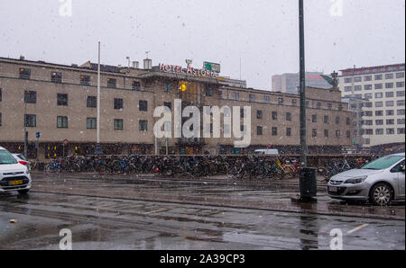 Kopenhagen, Dänemark - 04 Mai, 2019: Große Schneeflocken im Zentrum von Kopenhagen, Dänemark fallen Stockfoto