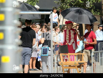 Oktober 6, 2019: 6. Oktober 2019 (Malaga) im Zentrum von Malaga ist Gastgeber an diesem Sonntag die Dreharbeiten der neuen Kapitel des vierten Saison der Krone, der Serie von Netflix die verschiedenen Momente im Leben von Königin Elizabeth II. erzählt und die britische königliche Familie produziert. Unter den vielen Akteuren, die in der Hauptrolle war Schauspielerin Emma Corrin, wer spielt Lady Di in dieser vierten Saison der Krone, die Serie, die Biographie von Queen Elizabeth II von England neu erstellt. Die mittlerweile dritte Jahreszeit öffnet auf Netflix am 17. November Credit: Lorenzo Carnero/ZUMA Draht/Alamy leben Nachrichten Stockfoto