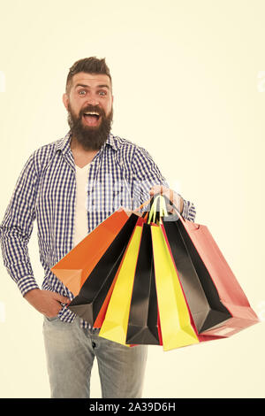Große Auswahl große Einkäufe. Happy hipster Holding Einkäufe in paperbags isoliert auf Weiss. Brutale bärtiger Mann lächelnd mit Mode Einkäufe. Impulskäufe. Stockfoto