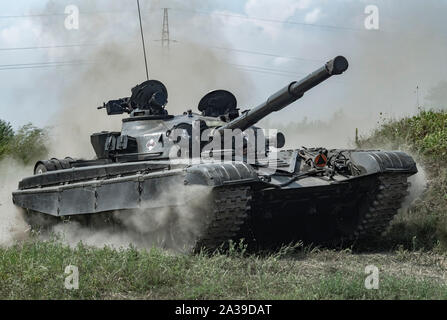 Schnelle Fahrt der Sowjetischen T-72 Tank mit Zuschauern während militärischer Fahrzeuge Rallye der "Operation Sturm" in Trzebinia, Polen Stockfoto