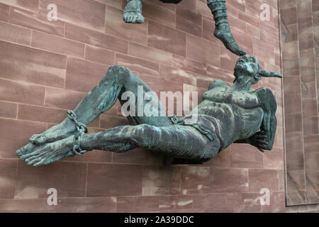 Skulptur des Teufels auf die Gebühr der Skulptur des Heiligen Michael von Sir Jacob Epstein auf der Außenseite Coventry Cathedral Stockfoto