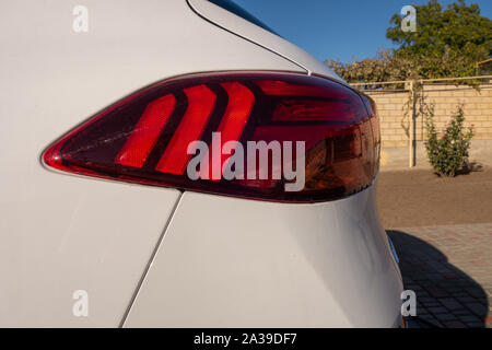 Ein Fragment der neuen weißen crossover Modell zum Zeitpunkt der Waschen mit Auto Shampoo. Stockfoto