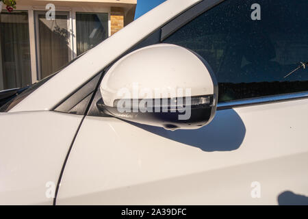 Ein Fragment der neuen weißen crossover Modell zum Zeitpunkt der Waschen mit Auto Shampoo. Stockfoto