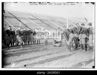 Sanford Lehre Männer zu Yale Ball fallen Stockfoto