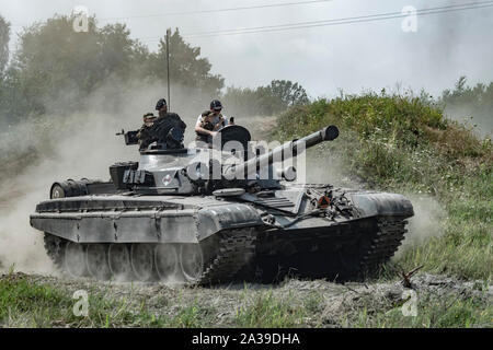 Schnelle Fahrt der Sowjetischen T-72 Tank mit spectatorsduring militärische Fahrzeuge Rallye der "Operation Sturm" in Trzebinia, Polen Stockfoto