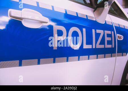 - Polizei - ist das deutsche Wort für Polizei, hier auf einer deutschen Polizei Auto geschrieben Stockfoto