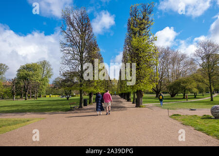 Kopenhagen, Dänemark - 04 Mai, 2019: die Menschen entlang der Gasse auf den Garten von Schloss Rosenborg in Kopenhagen, Dänemark. Stockfoto