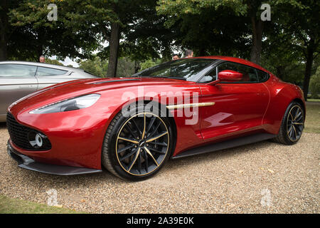 Ein Aston Martin Vanquish Zagato Volante an der Concours von Eleganz 2019 im Hampton Court Palace, Richmond upon Thames Stockfoto