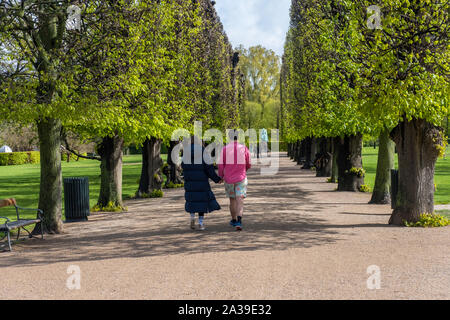 Kopenhagen, Dänemark - 04 Mai, 2019: die Menschen entlang der Gasse auf den Garten von Schloss Rosenborg in Kopenhagen, Dänemark. Stockfoto